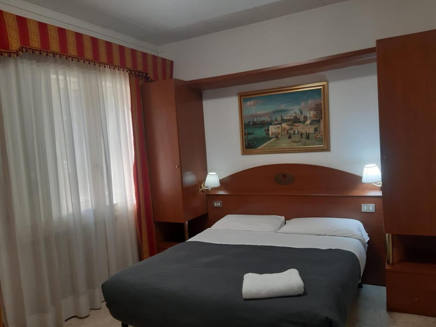 Hotel Tito เมสเตร ภายนอก รูปภาพ