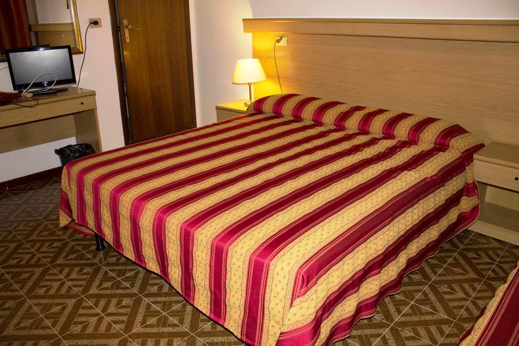 Hotel Tito เมสเตร ภายนอก รูปภาพ